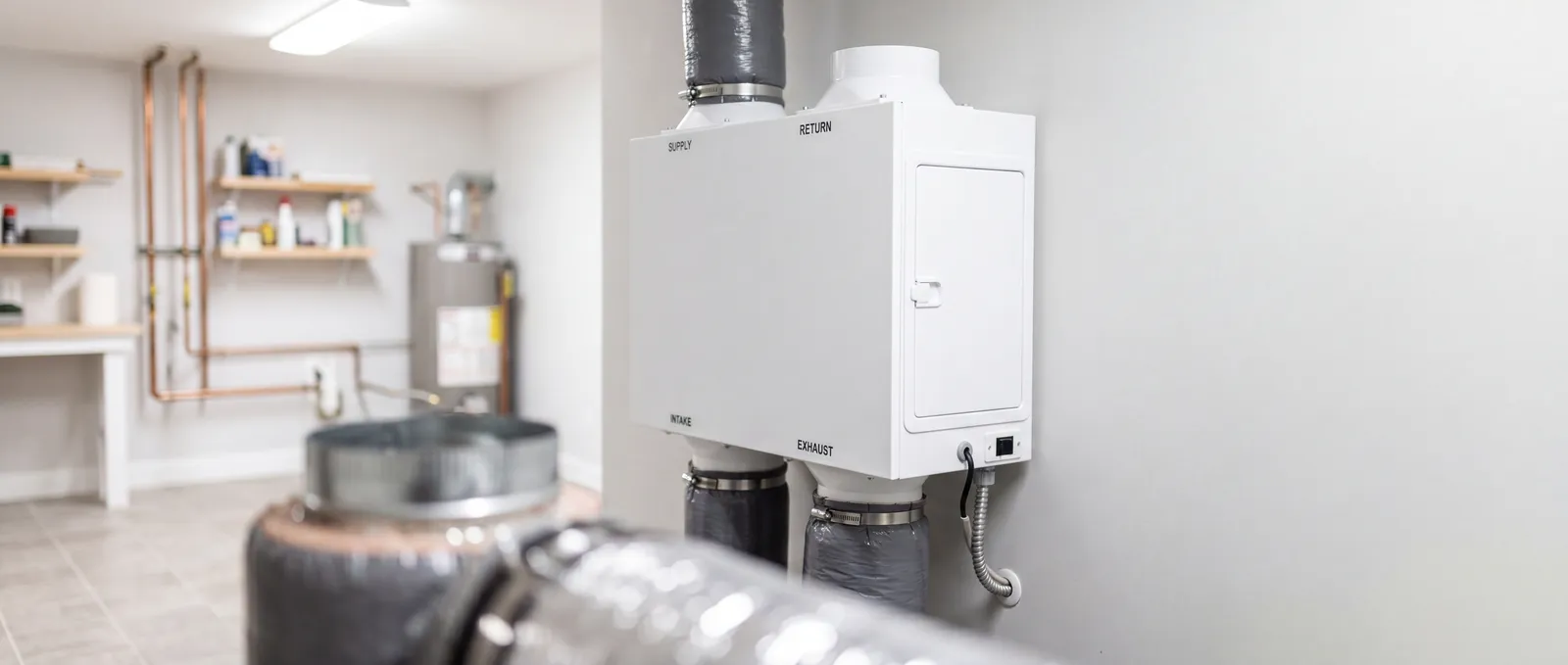 Ett FTX-aggregat installerat med kanaler i ett hus i Täby