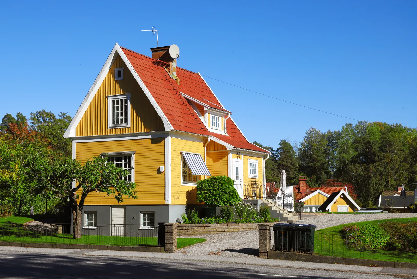 En villa med källare i Täby där priset på radonsanering beror på källan